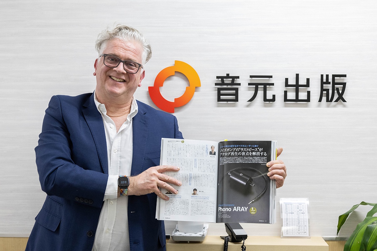 Chord Company esindaja Patrick Mitchell koos Jaapani ajakirjaga Analogue Quarterly, mille esikaanel on PhonoARAY.