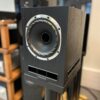 Fyne Audio F500S riiulikõlarid Black Oak viimistluses alustel.