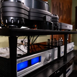 high-end-audio-rack | MGY OU | MGY OU High-End garso lentyna – Cary Audio SLP-05 pirminis stiprintuvas ir Acoustic Signature Hurricane NEO vinilinių plokštelių grotuvas