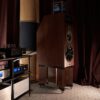 „High End“ garso sistemą sudaro „PMC MB2 SE“ kolonėlės ir „Cary Audio“ lempinė elektronika