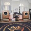 Fyne Audio Vintage Classic XII -lattiakaiutin – äänentoistojärjestelmä sisältää Cary Audio -vahvistimen ja Acoustic Signature -levysoittimen