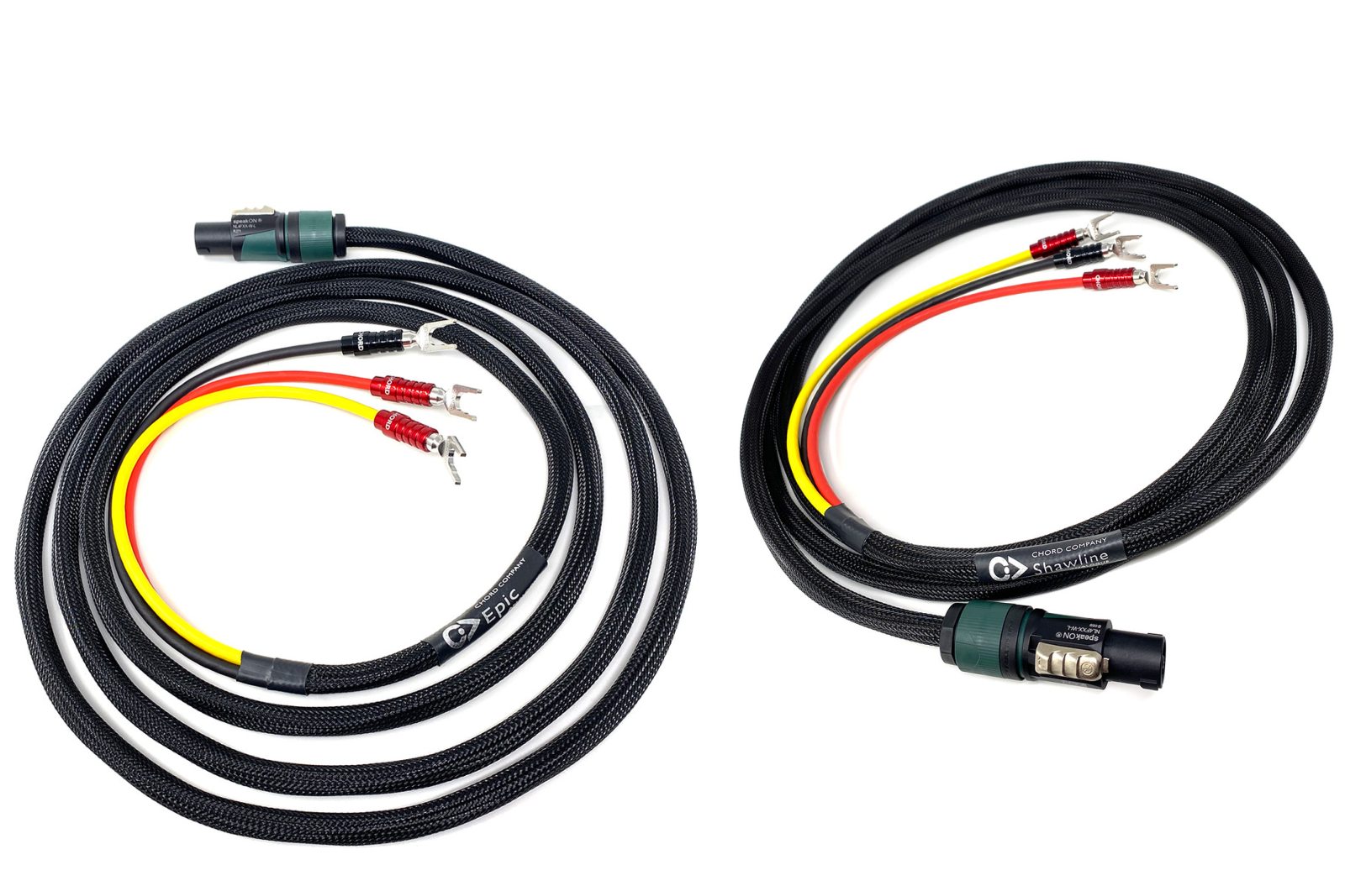 Kaks keritud Chord Company subwooferi kaablit kõrgetasemelise ühenduse jaoks võimendi ja sobiva subwooferi vahel.