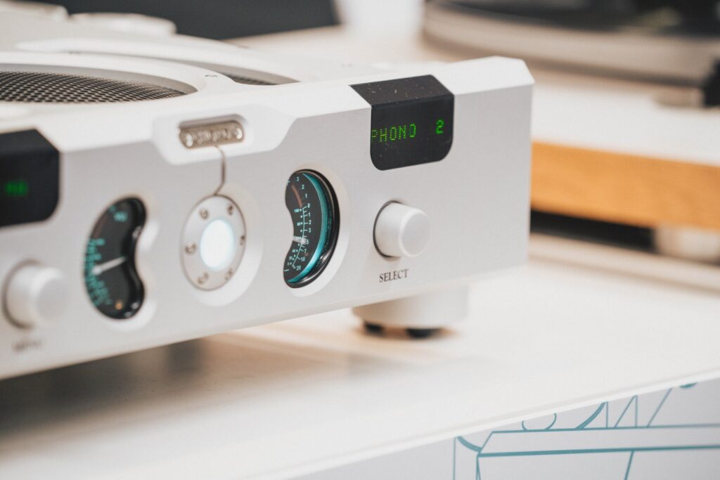 Chord-ele-bristol-press-news-illu-main-1600px - MGY OU New phono stage in Chord Electronics ULTIMA series with its versatile input selection control and, unusual for phono pre-amp, VU meters!