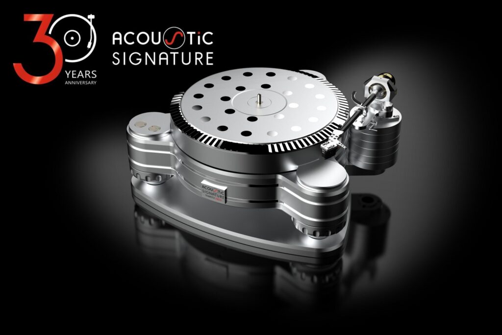 News-acoustic-signature-thirty-neo-1600px | MGY OU Jaunais 30. gadadienas vinila atskaņotājs Acoustic Signature Thirty NEO uz melna fona ar uzņēmuma logotipu augšējā kreisajā stūrī